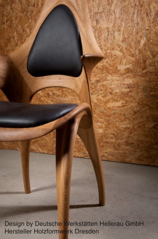 2 Stuhl aus Holz mit Leder-Polster Design by Deutsche Werkstätten Hellerau GmbH – Holzformwerk Dresden