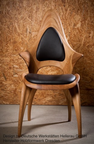 1 Stuhl aus Holz mit Leder-Polster Design by Deutsche Werkstätten Hellerau GmbH – Holzformwerk Dresden